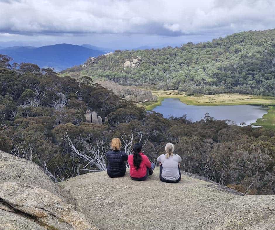 Mt Buffallo 3 women on lookout