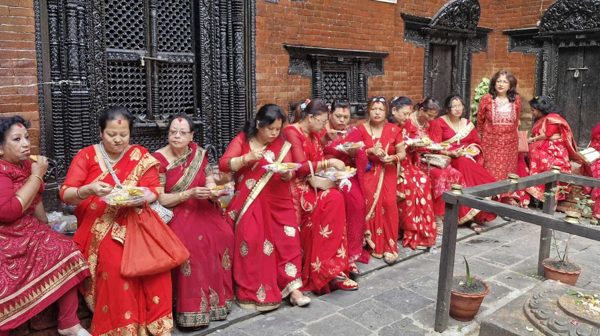 women at temple (2000 x 1120 px)